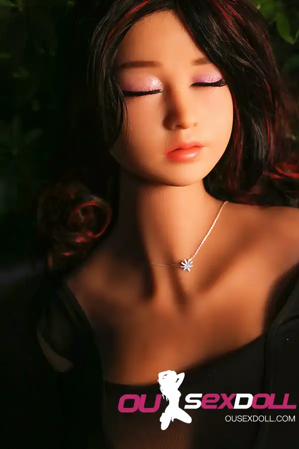 Muñeca sexual de pechos pequeños con cabello rizado y copa C