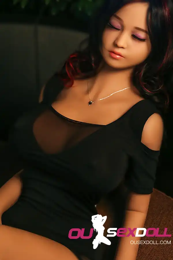 Muñeca sexual de pechos pequeños con cabello rizado y copa C