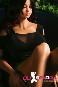 Muñeca sexual de pechos pequeños con cabello rizado y copa C