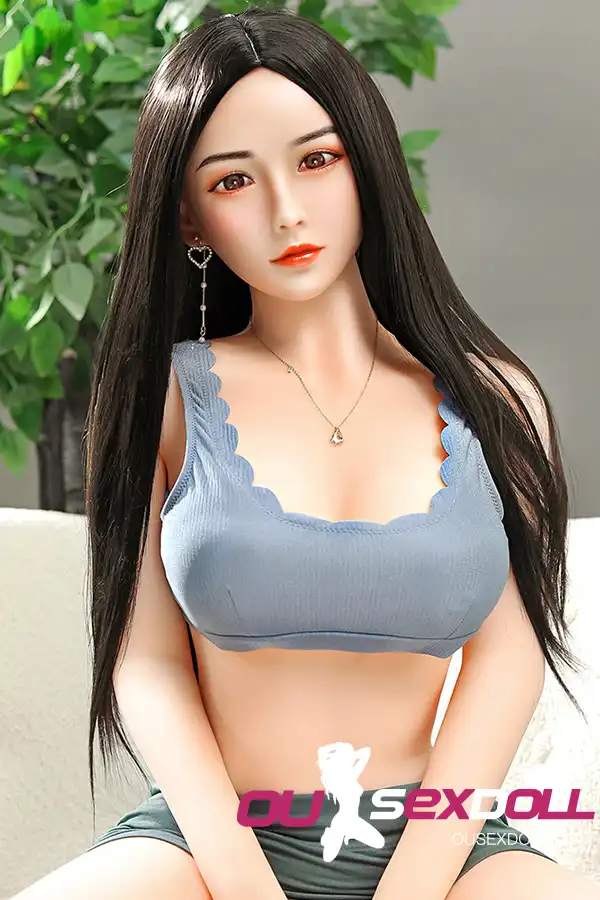 Boneca sexual de seios pequenos, tamanho C, negra e madura.