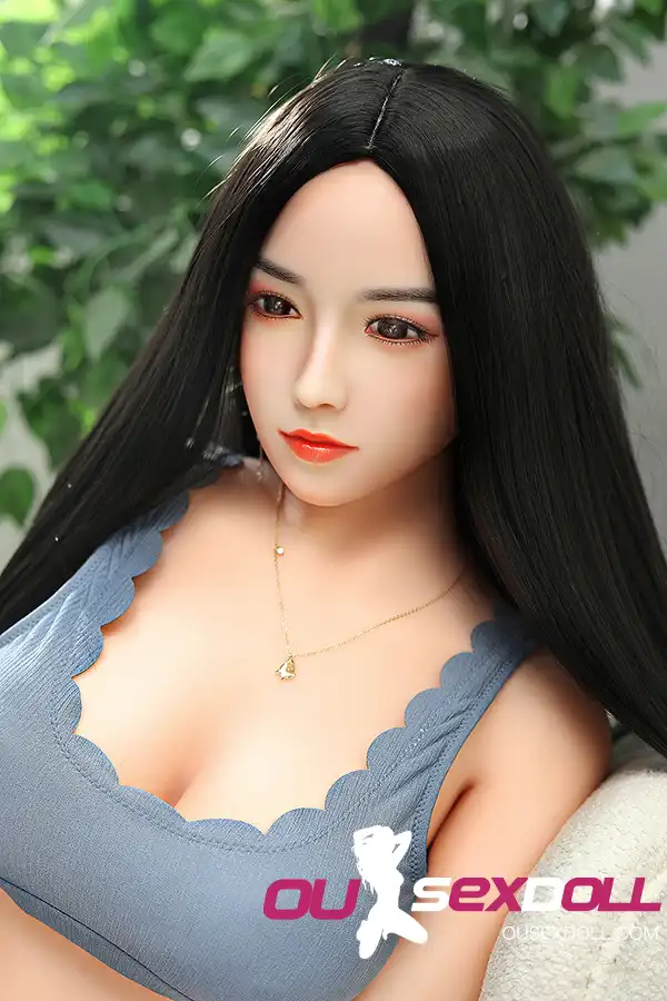 Boneca sexual de seios pequenos, tamanho C, negra e madura.