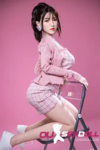 Boneca sexual de 3 anos, com seios tamanho D, cabelo cacheado e bunda grande.