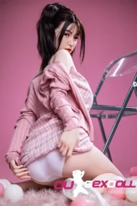 Boneca sexual de 4 anos, com seios tamanho D, cabelo cacheado e bunda grande.