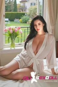 मोहक काळे केस असलेली गुबगुबीत आकृतीची सेक्स डॉल ९