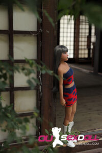 구릿빛 피부, 작은 가슴, 아담한 체형의 사실적인 섹스돌 7